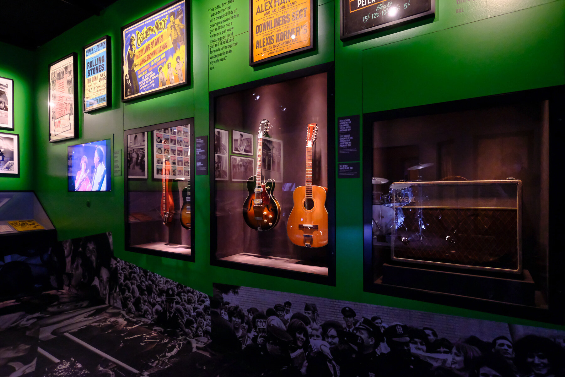 Exhibitionismローリングストーンズ展 VIP専用ピンバッチセット 駿河屋 -<中古>[破損品] ザ・ローリング・ストーンズ ピンバッジ